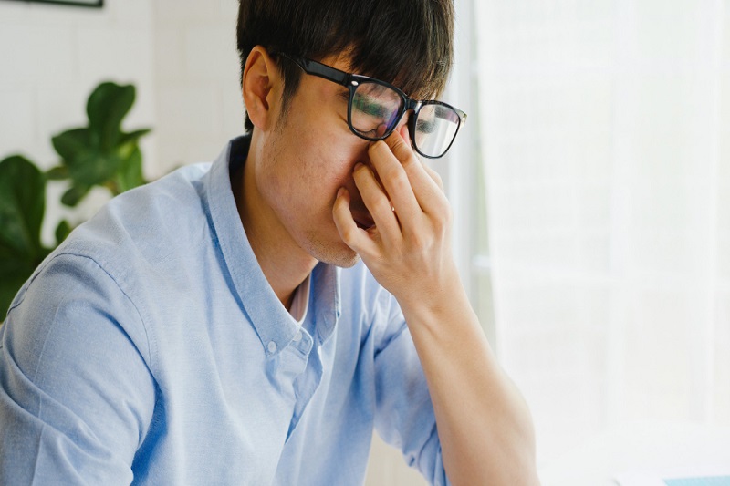 Người bệnh có cảm giác cộm xốn như có dị vật trong mắt, kèm đỏ mắt và chảy nước mắt.