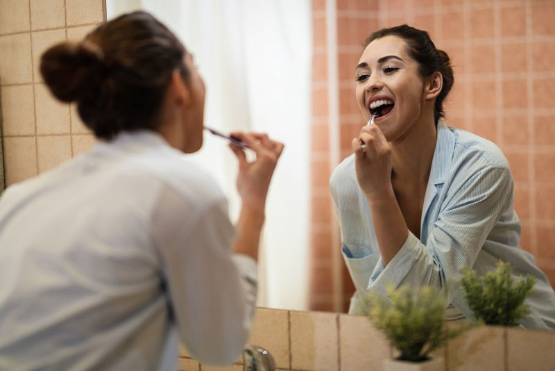 Vệ sinh răng miệng kém là một trong những nguyên nhân dẫn đến viêm chân răng