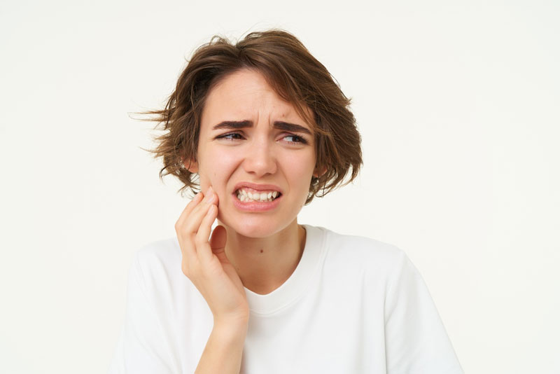 Đau nhức, sưng tấy lợi là triệu chứng thường gặp ở người bị viêm chân răng