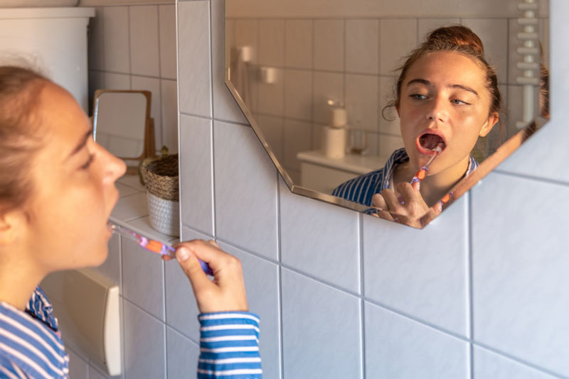 Dù bị đau khi mọc răng khôn, bạn vẫn nên duy trì thói quen vệ sinh răng miệng hàng ngày