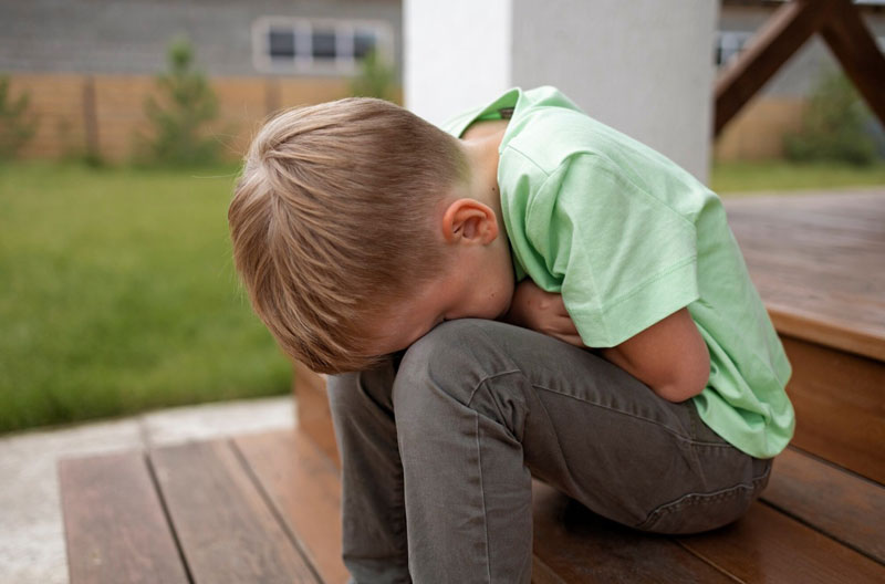 Trẻ bị tiêu chảy đi ngoài có phân lỏng và bị đau bụng