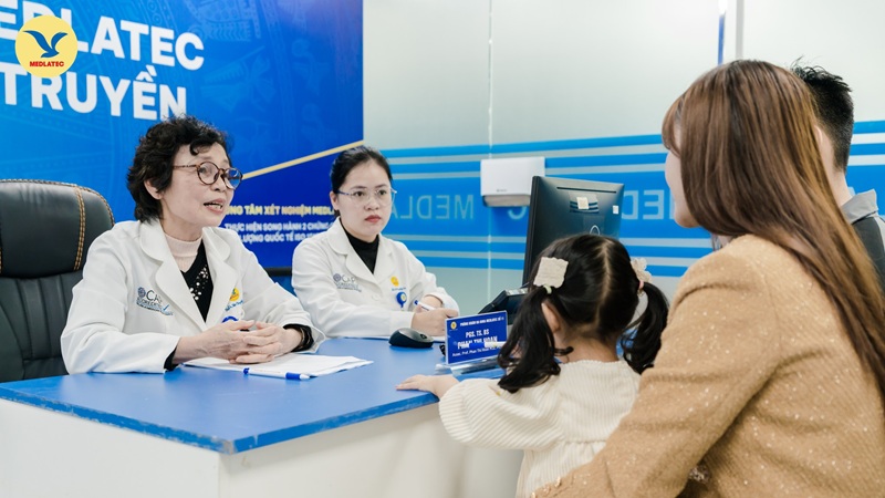 Hãy đưa trẻ đi thăm khám nếu bị tiêu chảy, kèm các dấu hiệu khác để bảo vệ sức khỏe của con