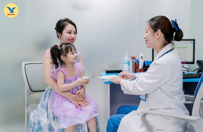 Mẹ nên đưa trẻ đi khám tại cơ sở y tế đáng tin cậy