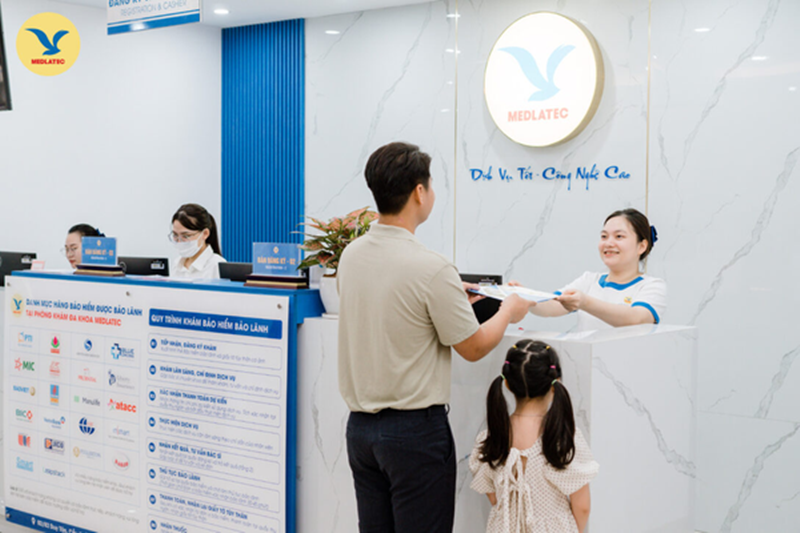 Cha mẹ nên đưa trẻ đi khám sớm nếu trẻ có biểu hiện nghi ngờ nhiễm khuẩn đường tiết niệu