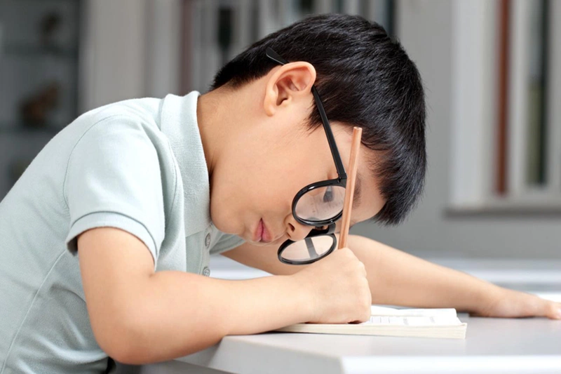 Sai tư thế làm tăng nguy cơ gù cột sống cho trẻ