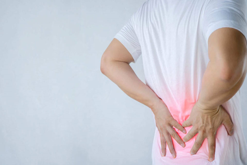 Đau lưng mạn là triệu chứng có thể xuất hiện ở bệnh nhân gù cột sống