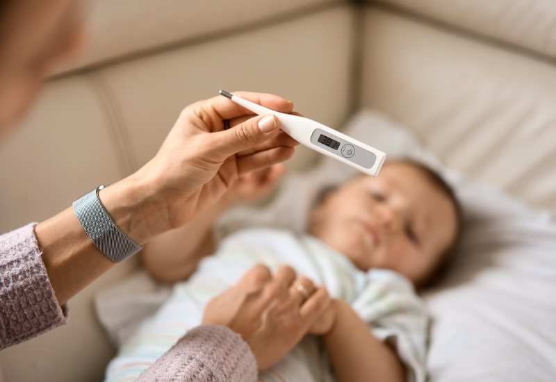 Trẻ bị sốt có nên bật điều hòa không? Giải đáp chi tiết!