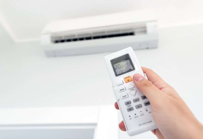 Nhiều bậc phụ huynh băn khoăn không biết trẻ bị sốt có nên bật điều hòa không?