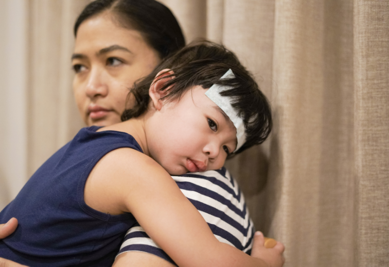 Trong thời gian cho trẻ nằm điều hòa, cha mẹ cần quan sát kỹ biểu hiện của con