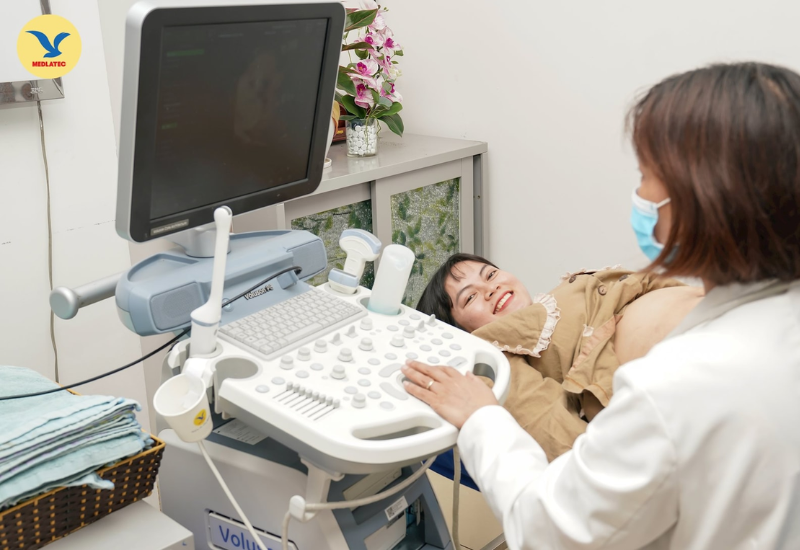 Nếu bụng bầu căng cứng đi kèm một số biểu hiện bất thường, mẹ cần đến bệnh viện ngay để thăm khám