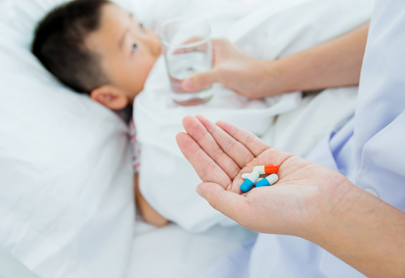 Một số loại thuốc có thể khiến trẻ cảm thấy lạnh run mà không liên quan đến bệnh lý