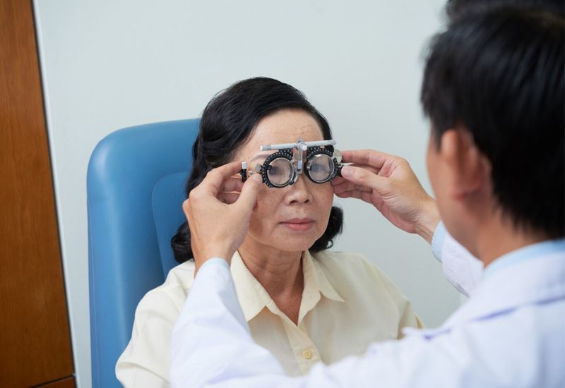Người bệnh nên thăm khám với bác sĩ chuyên khoa khi gặp các vấn đề về thị lực