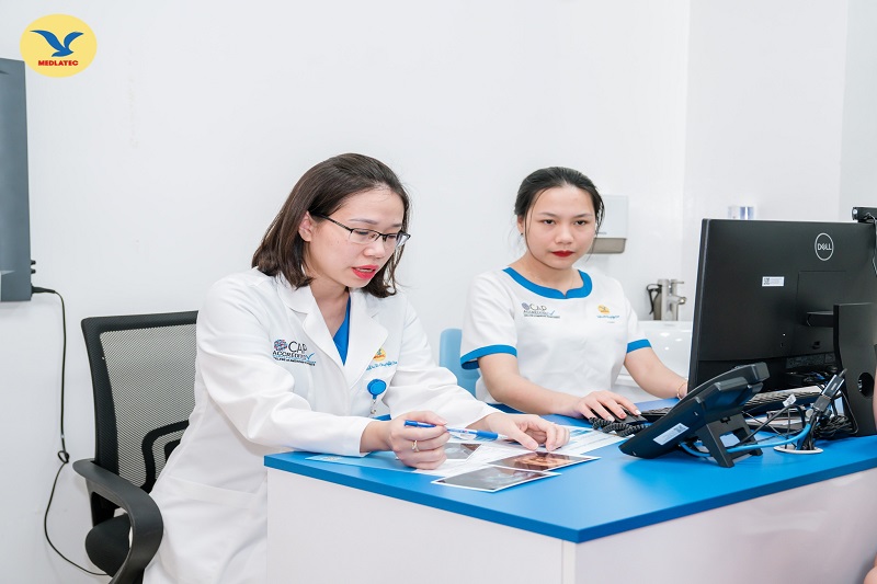 Ba mẹ cần tái khám đúng hẹn theo lịch của bác sĩ để đánh giá mức độ giãn và các dấu hiệu bất thường
