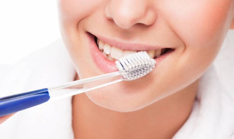 Lưu ý công tác vệ sinh răng miệng sau khi trồng răng sứ 