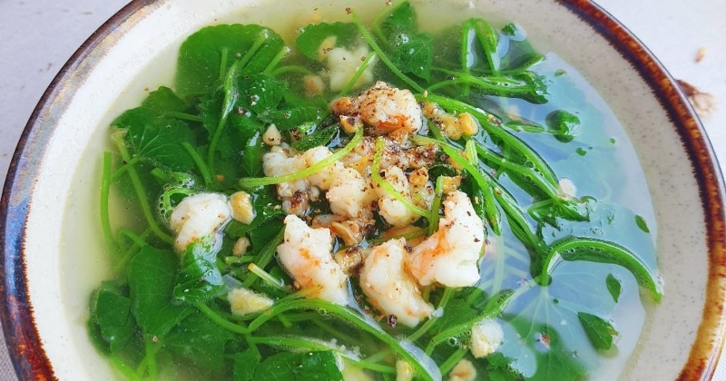 Kết hợp với các nguyên liệu khác là một trong những cách nấu canh rau má không bị đắng