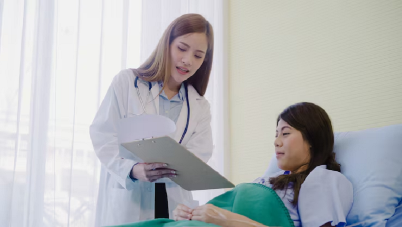 Người bệnh được hướng dẫn điều trị sau chụp X-quang ruột