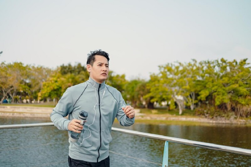 Vận động hàng ngày kết hợp duy trì thói quen sinh hoạt lành mạnh giúp cải thiện tình trạng xuất tinh sớm