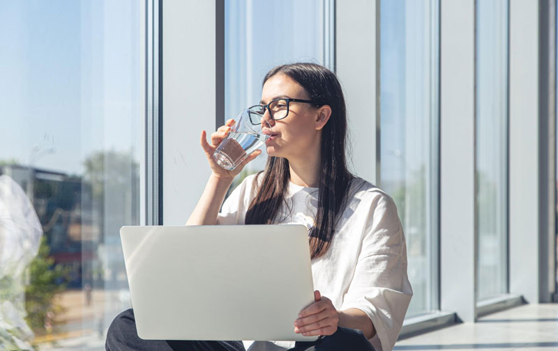Lời giải đáp đầu tiên cho thắc mắc say cà phê nên làm gì là uống nhiều nước lọc