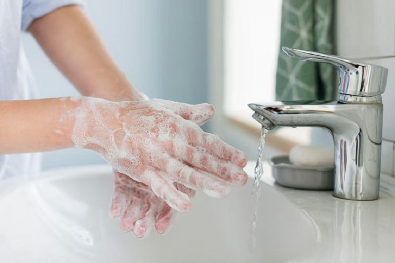Rửa tay với nước và xà phòng diệt khuẩn giúp bạn tránh được lo lắng tinh trùng dính vào tay rửa bằng nước có sạch không