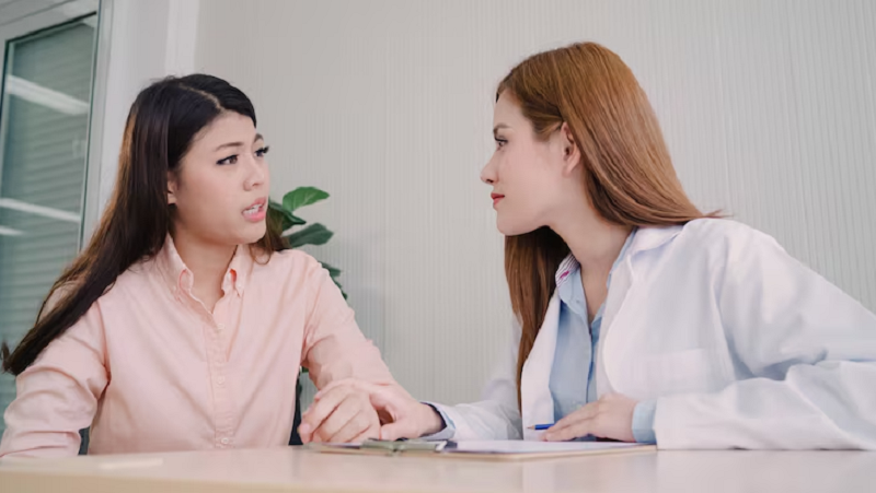 Bệnh nhân được bác sĩ chuyên khoa giải đáp mẹ bị sán chó có cho con bú được không và hướng dẫn phác đồ điều trị