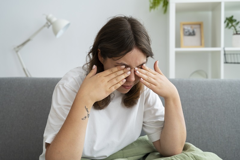Viêm mống mắt thể mi thường gây đau mắt, đỏ mắt, sợ ánh sáng và giảm thị lực.