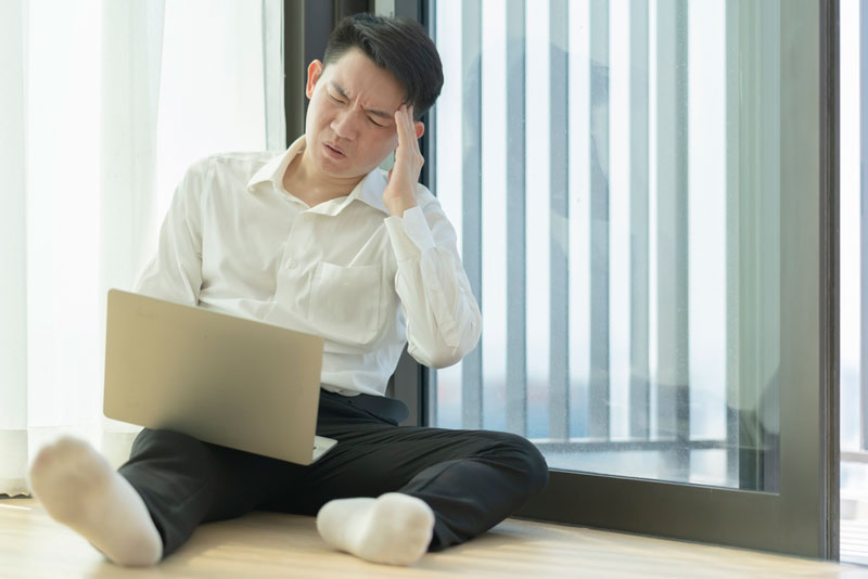 Tình trạng tổn thương màng não có thể biểu hiện thông qua triệu chứng đau đầu