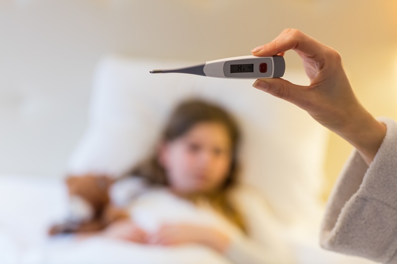 Nhiều bà mẹ thắc mắc “trẻ bị sốt có nên nằm máy lạnh không?”.