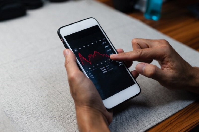 Nhiều người sử dụng các ứng dụng trên Iphone để theo dõi nhịp tim 