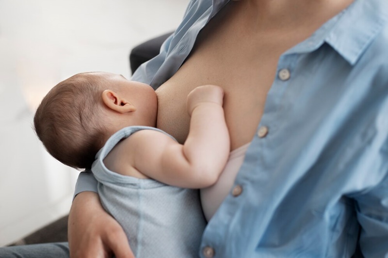 Trẻ cần được bú sữa mẹ càng sớm càng tốt