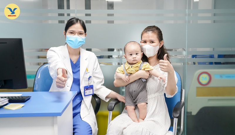 Nếu thấy con có biểu hiện bất thường, cha mẹ cần đưa con đi khám sớm