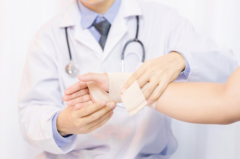Băng bó đúng cách nông giúp ổn định vết thương nông 