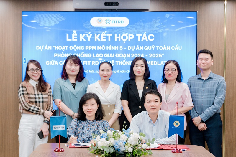 Lãnh đạo hai đơn vị thực hiện ký kết hợp tác dưới sự chứng kiến của các cán bộ chủ chốt