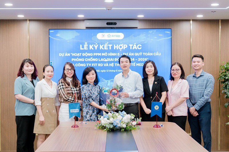 MEDLATEC gửi tặng đối tác lẵng hoa và quà lưu niệm nhân sự kiện ký kết hợp tác thành công tốt đẹp