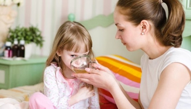 Theo dõi chặt chẽ tình trạng sức khỏe của trẻ sau khi sử dụng nước điện giải 