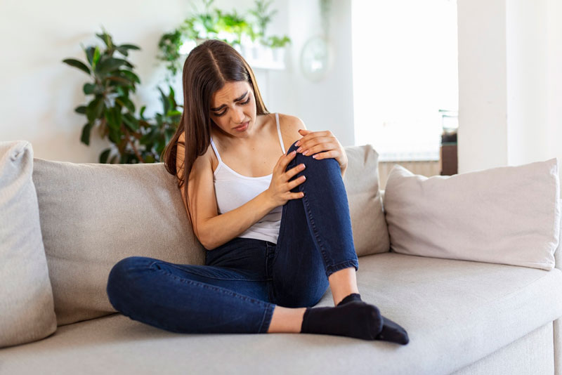 Nếu bị gai tại vùng khớp gối, bạn thường cảm thấy khó co duỗi chân