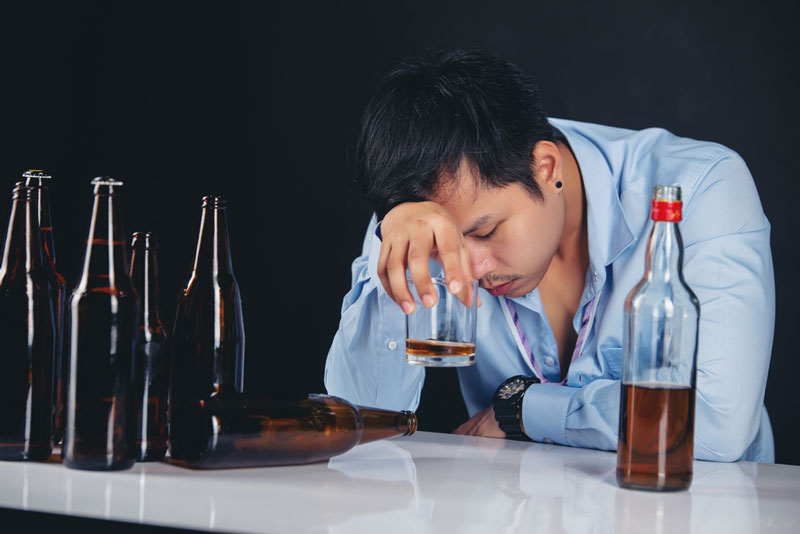 Lạm dụng rượu bia là nguyên nhân hàng đầu khiến men gan tăng 