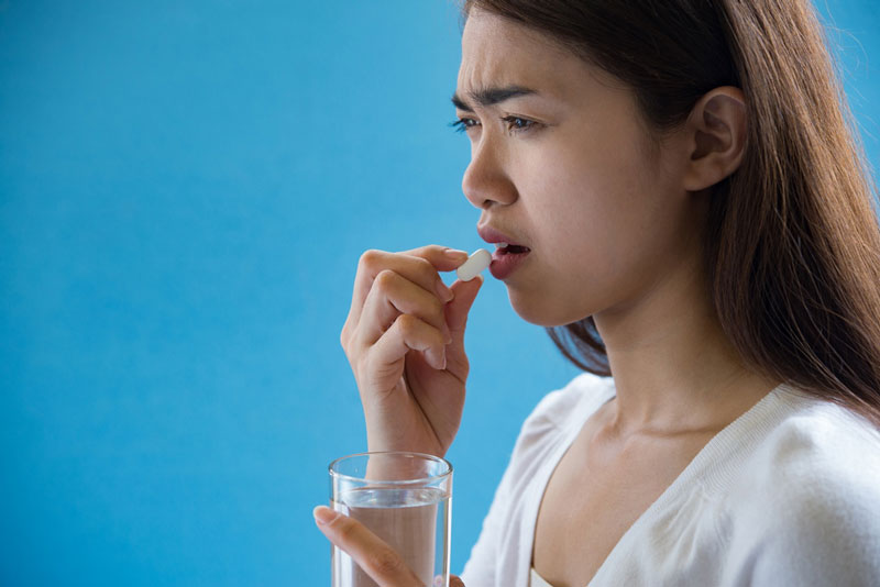 Với dạng viên nang hoặc viên nén tác dụng kéo dài, bạn nên nuốt cả viên thuốc