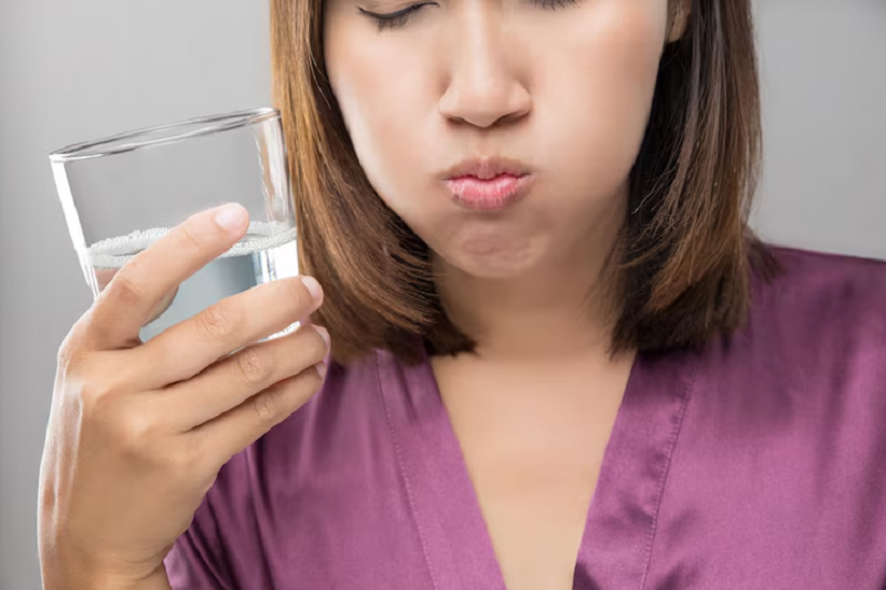 Dùng nước muối sinh lý súc miệng giúp làm sạch cặn bám, giảm thiểu nguy cơ mắc bệnh lý răng miệng