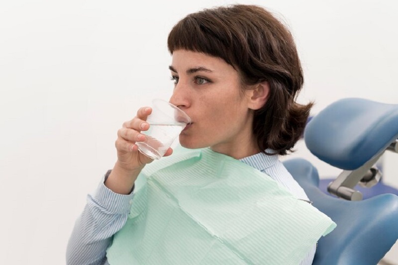 Người bệnh dùng nước muối sinh lý súc miệng sau khi có can thiệp nha khoa