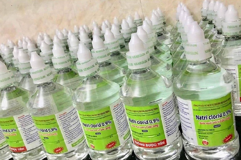 Nên mua nước muối sinh lý tại nhà thuốc để chuẩn tỷ lệ, sử dụng an toàn