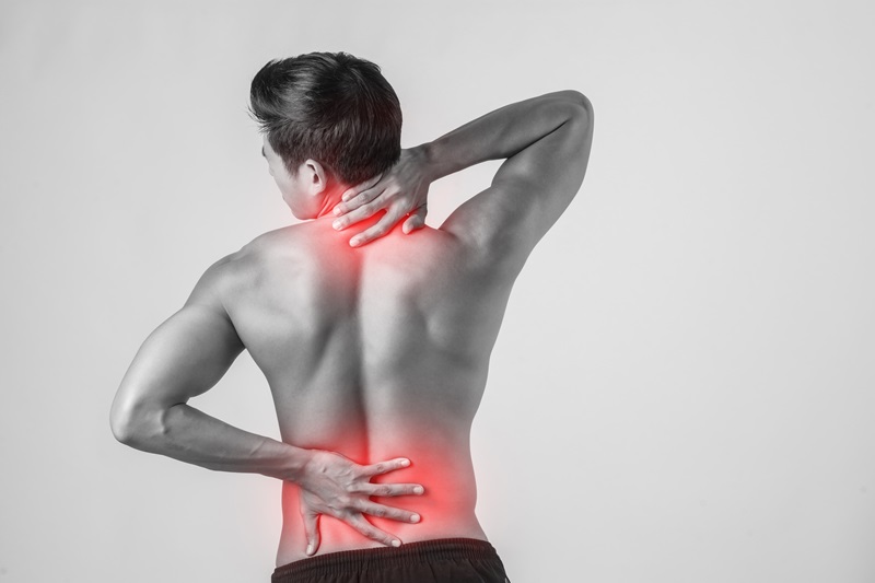 Người bệnh có thể bị đau lưng âm ỉ hoặc dai dẳng, đặc biệt là khi ngồi lâu hoặc đứng dậy đột ngột
