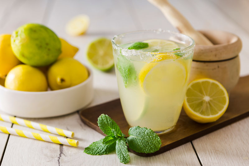 Nước chanh tươi giúp giảm mỡ bụng dưới
