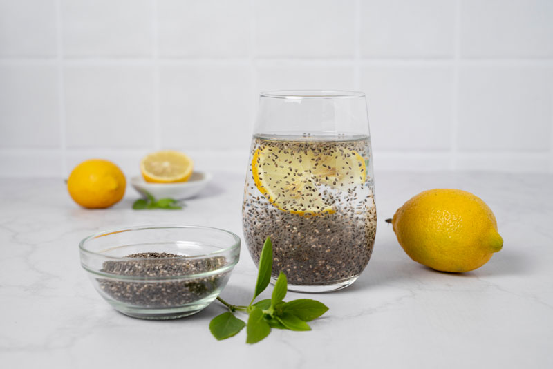 Kết hợp cùng chanh tươi là cách uống hạt chia giảm mỡ bụng bạn nên thử