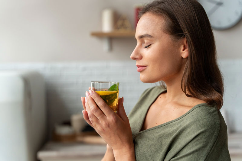 Uống nước lá gì để giảm mỡ máu là câu hỏi thường gặp của nhiều người