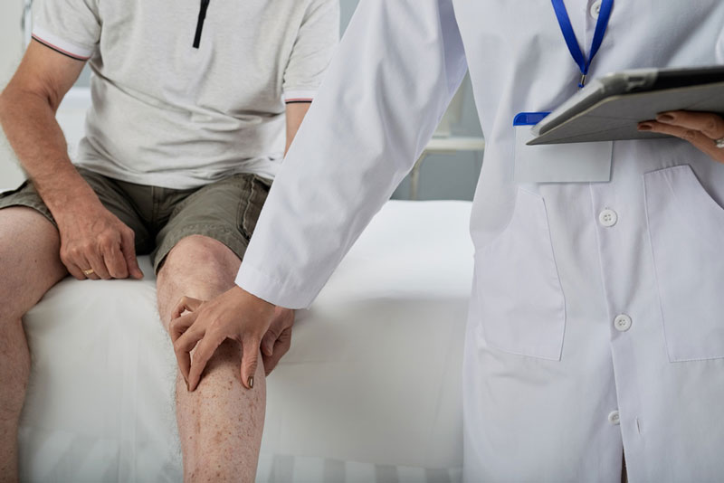 Bị cứng khớp gối sau phẫu thuật khiến việc di chuyển trở nên khó khăn