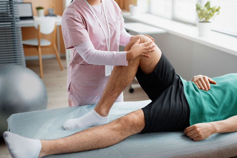 Tập vật lý trị liệu sau phẫu thuật sẽ giúp khớp gối linh hoạt hơn