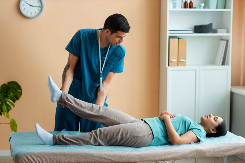 Tập phục hồi chức năng sau phẫu thuật khớp gối thường chia thành 3 giai đoạn chính