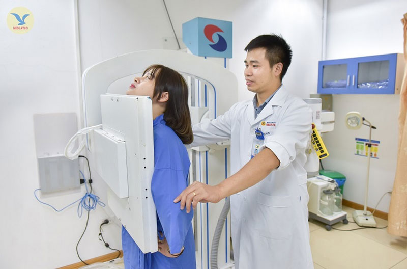 Bệnh nhân được chụp X-quang tim phổi