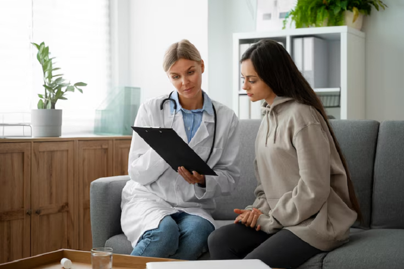 Người bệnh cần thăm khám bác sĩ chuyên khoa để biết có nên điều trị bằng cây ích mẫu hay không và biết cách sử dụng an toàn
