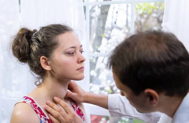 Bạn cần tái khám đúng hẹn để kiểm tra và xử lý bất thường (nếu có) sau phẫu thuật tuyến giáp